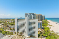 Villa Towers in Riviera Beach, FL - Building Photo - Building Photo