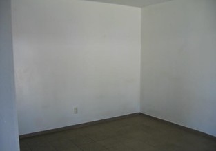 201 S Willow Ave in Compton, CA - Foto de edificio - Building Photo