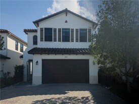 8923 Madrid Cir in Naples, FL - Building Photo