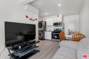 7703 Baird Ave in Los Angeles, CA - Building Photo