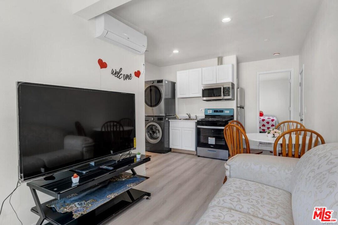 7703 Baird Ave in Los Angeles, CA - Building Photo