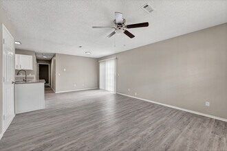 4660 W Dover St in Fayetteville, AR - Foto de edificio - Building Photo