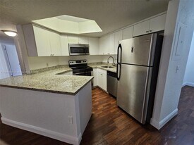 8323 Lake Dr in Doral, FL - Building Photo