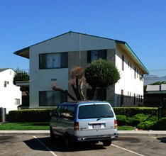 1344 W Stoneridge Ct in Ontario, CA - Foto de edificio - Building Photo