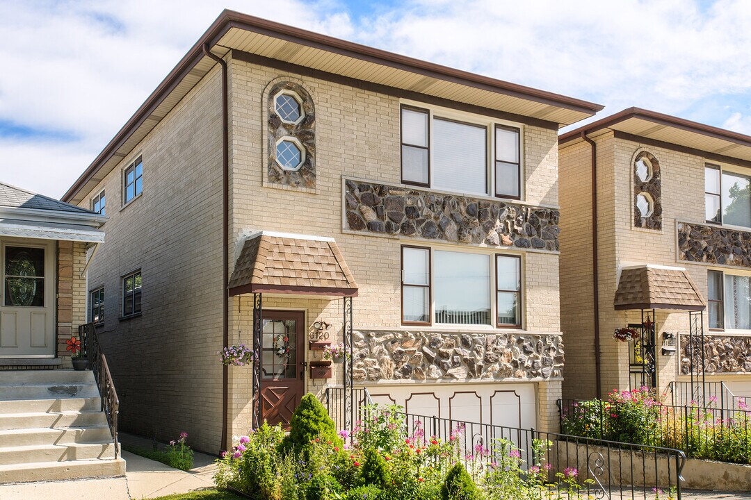 6120 W Eastwood Ave in Chicago, IL - Building Photo