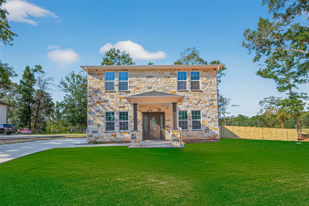 10594 Rustling Oaks Dr in Conroe, TX - Building Photo