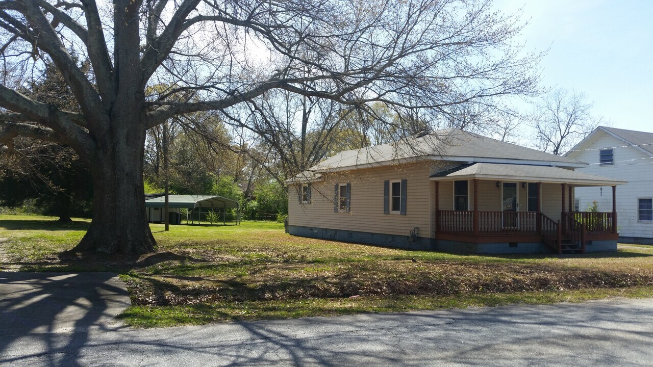 1108 Ellis Rd in Griffin, GA - Building Photo