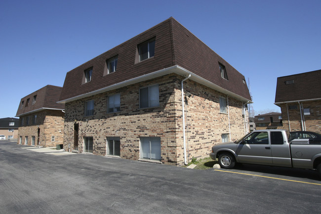 9963 Linda Ln in Des Plaines, IL - Building Photo - Building Photo