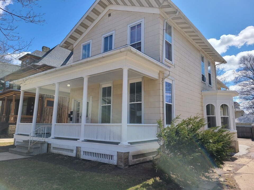 612 E Court St in Janesville, WI - Building Photo