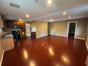 18401 Arminta St in Reseda, CA - Foto de edificio - Building Photo