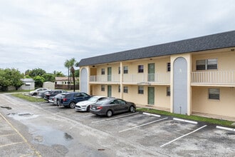 Rex Haven Apartments in Palm Springs, FL - Foto de edificio - Building Photo