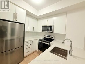 3240 William Coltson Ave in Oakville, ON - Building Photo - Building Photo