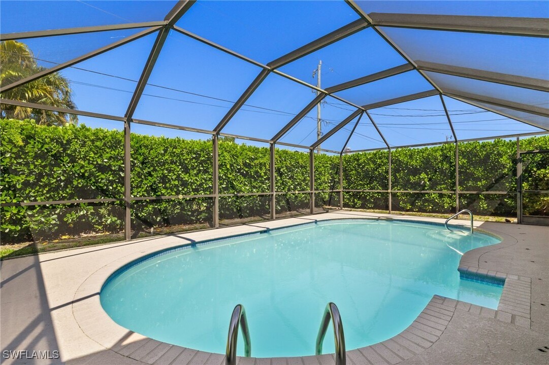 130 SE 12th Pl in Cape Coral, FL - Building Photo