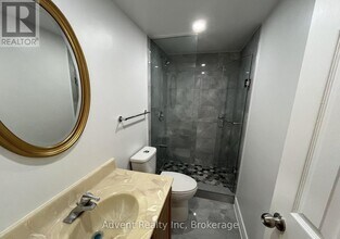 345 Centre St E in Richmond Hill, ON - Building Photo - Building Photo