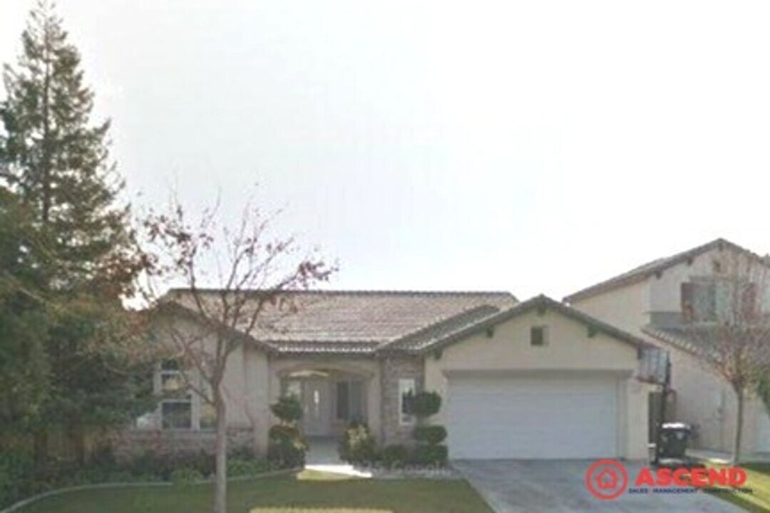 10817 Vista Del Rancho Dr in Bakersfield, CA - Building Photo