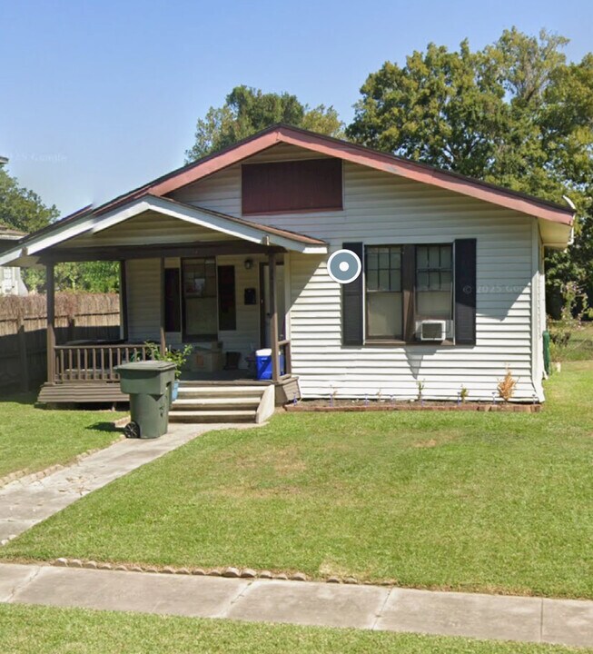 2421 Neches St in Beaumont, TX - Building Photo