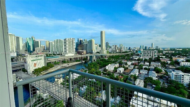 10 SW South River Dr, Unit PHI06 in Miami, FL - Foto de edificio - Building Photo
