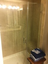 6193 Royal Crest Ln in Alexandria, VA - Foto de edificio - Building Photo