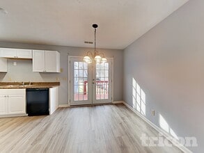 575 Woodcrest Manor Dr in Stone Mountain, GA - Building Photo - Building Photo