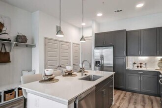 880 W 34th St in Houston, TX - Building Photo - Building Photo