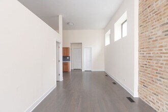 2047 N Hoyne Ave, Unit G in Chicago, IL - Foto de edificio - Building Photo