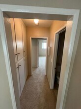 Sea Breeze Garden Apartments in Huntington Beach, CA - Foto de edificio - Building Photo
