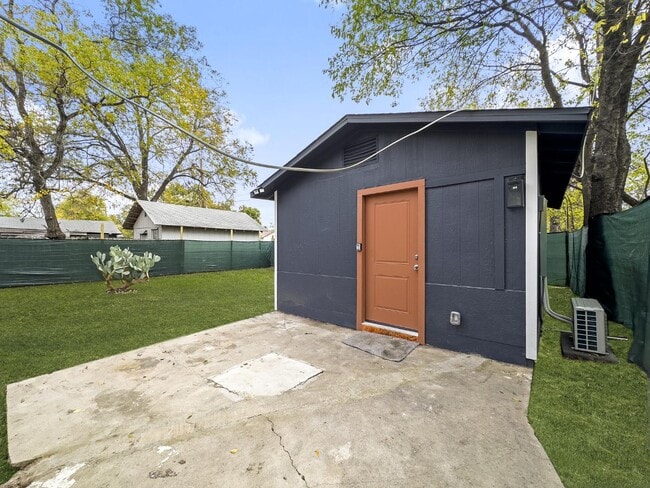 1606 W Wildwood Dr in San Antonio, TX - Foto de edificio - Building Photo