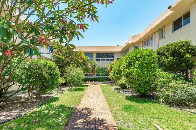 9940 Collins Ave in Bal Harbour, FL - Building Photo - Building Photo