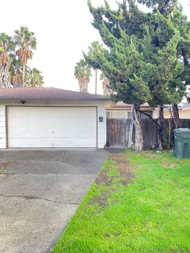 2113 Manzanita Way in Antioch, CA - Foto de edificio - Building Photo