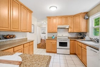13 Glenwood Rd in Millwood, NY - Building Photo - Building Photo