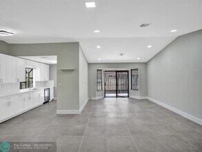 3216 NW 105th Ave in Sunrise, FL - Building Photo - Building Photo