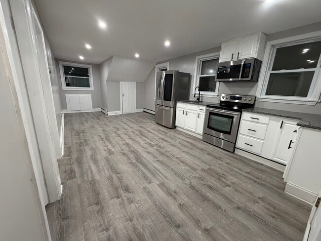 119 Wales St, Unit Apt 2 in Cranston, RI - Foto de edificio - Building Photo