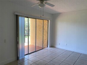 4453 Treehouse Ln in Tamarac, FL - Building Photo - Building Photo