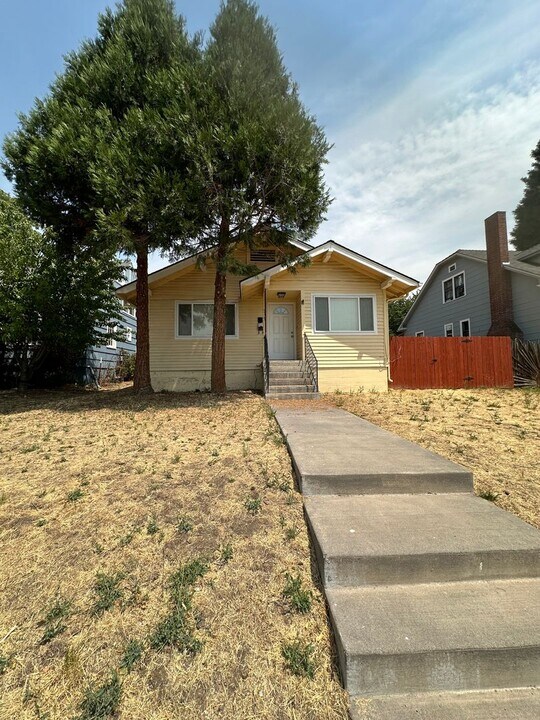 919 N Eldorado Ave in Klamath Falls, OR - Building Photo