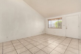 9230 North 8th St in Phoenix, AZ - Foto de edificio - Building Photo