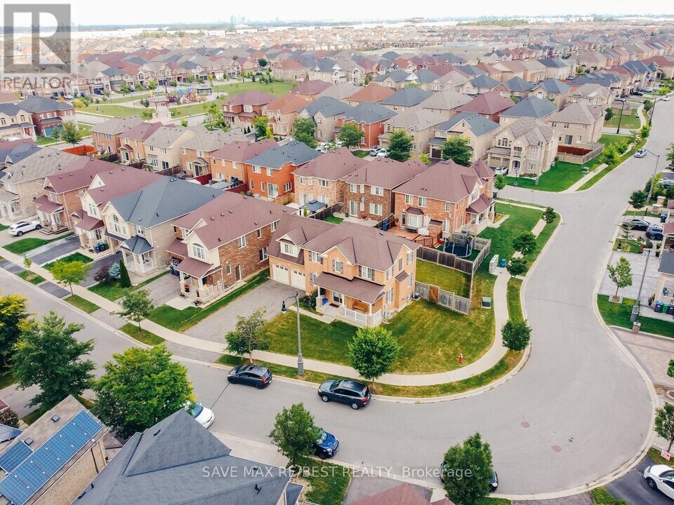 22 Birch Tree Trail in Brampton, ON - Building Photo