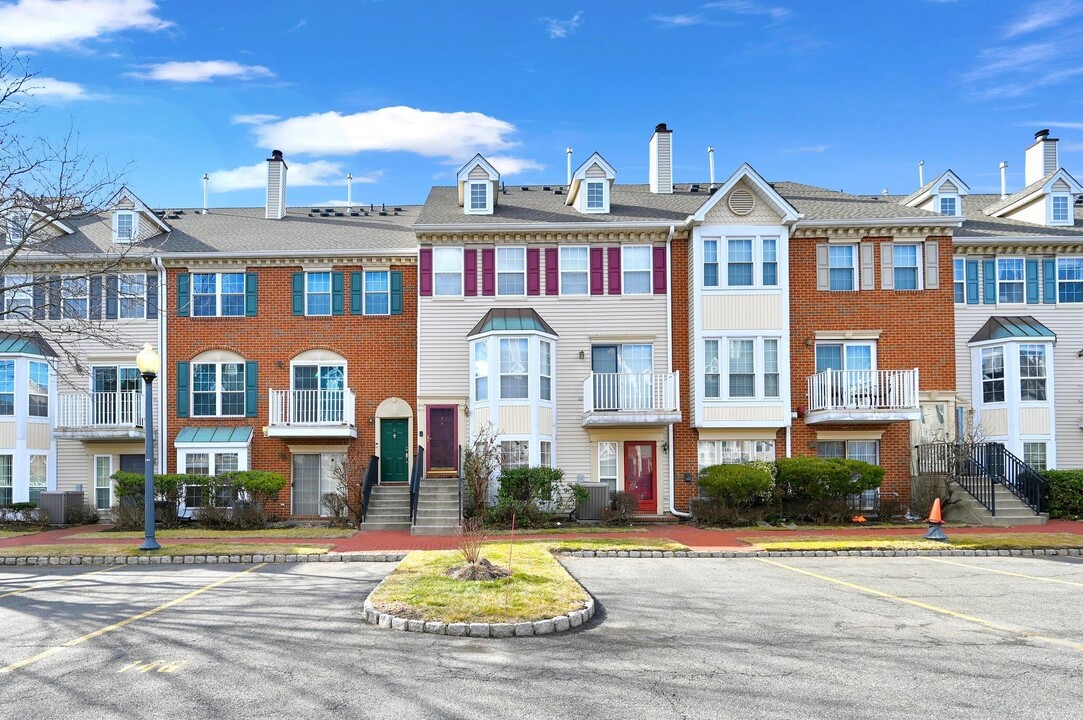 7 Dogwood St in Jersey City, NJ - Building Photo