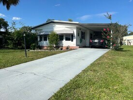 5533 Williamsburg Ln in Wildwood, FL - Building Photo