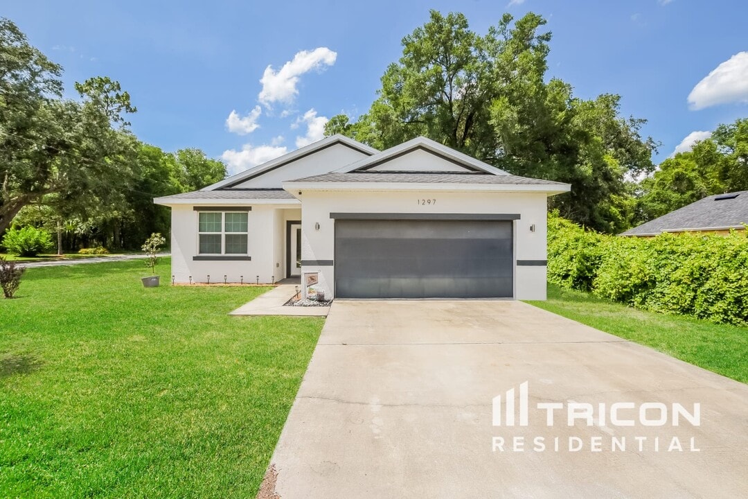1297 13th St in Orange City, FL - Foto de edificio