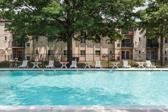 Glenarden Apartments in Lanham, MD - Foto de edificio - Building Photo