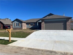 662 White Oak St in Gentry, AR - Foto de edificio - Building Photo
