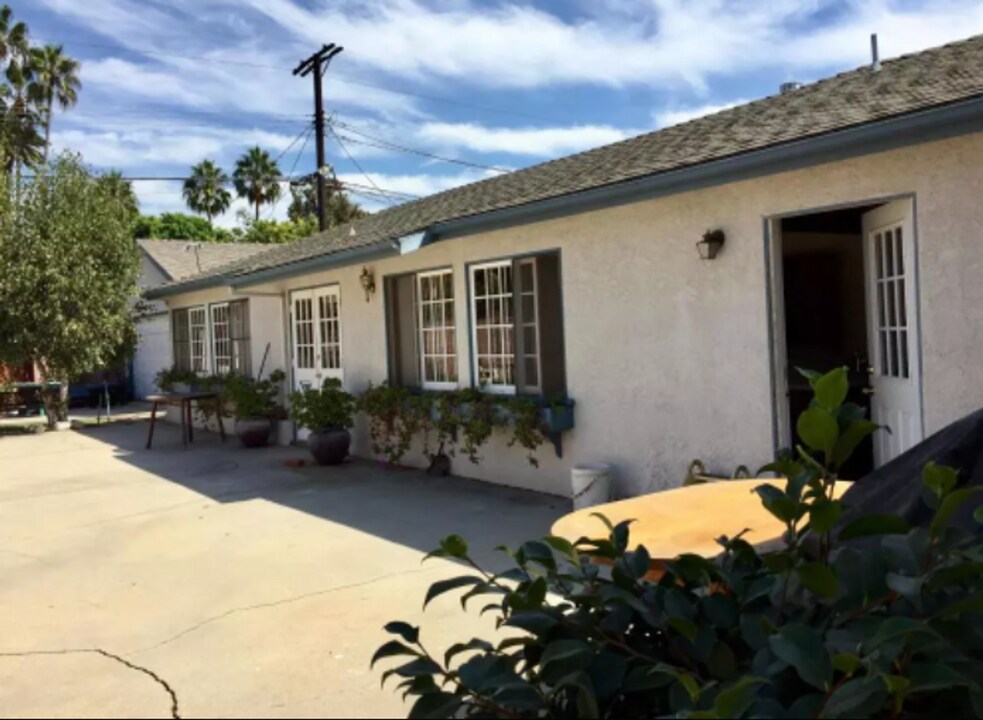 3636 S Barrington Ave in Los Angeles, CA - Building Photo