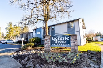Bonnie Brae Apartments in Beaverton, OR - Building Photo - Building Photo