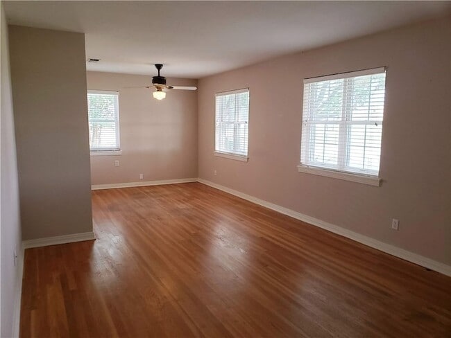 585 Classen Dr in Dallas, TX - Building Photo - Building Photo