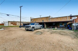 112 E Davilla St, Unit B in Granger, TX - Foto de edificio - Building Photo