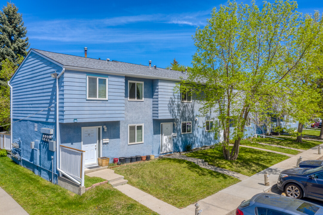 Carriage Park in Calgary, AB - Building Photo