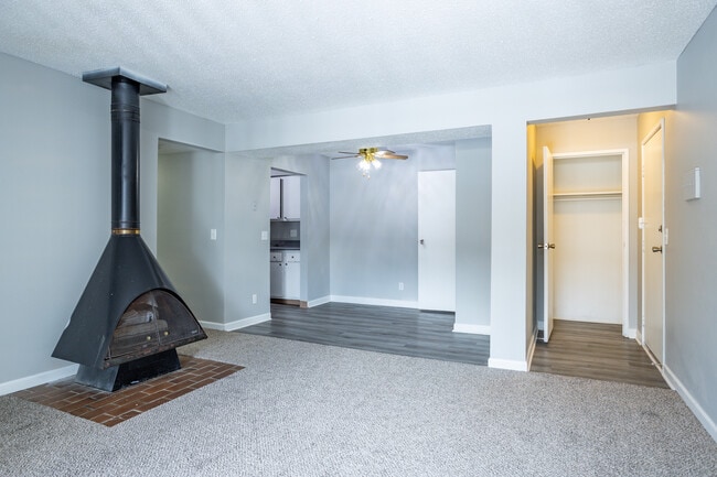 Sherwood Forest Apartments in Council Bluffs, IA - Building Photo - Interior Photo