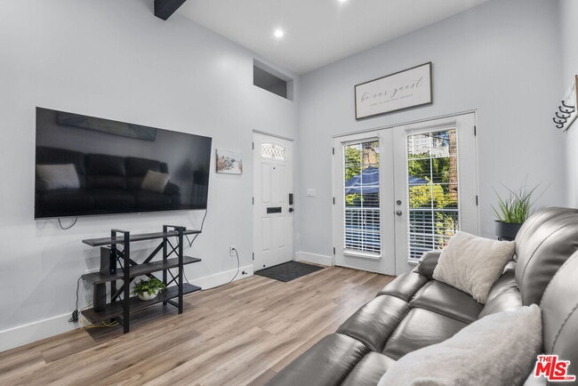 120 Driftwood St in Los Angeles, CA - Building Photo - Building Photo