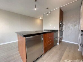 320 Lili?uokalani Ave in Honolulu, HI - Building Photo - Building Photo