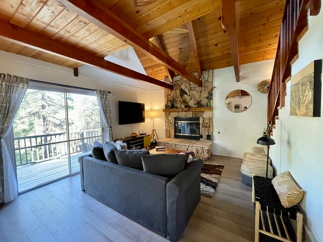 1010 Fenway Dr in Big Bear, CA - Foto de edificio - Building Photo